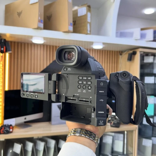 Canon C100 Mark II boitier nu en excellent état avec batterie