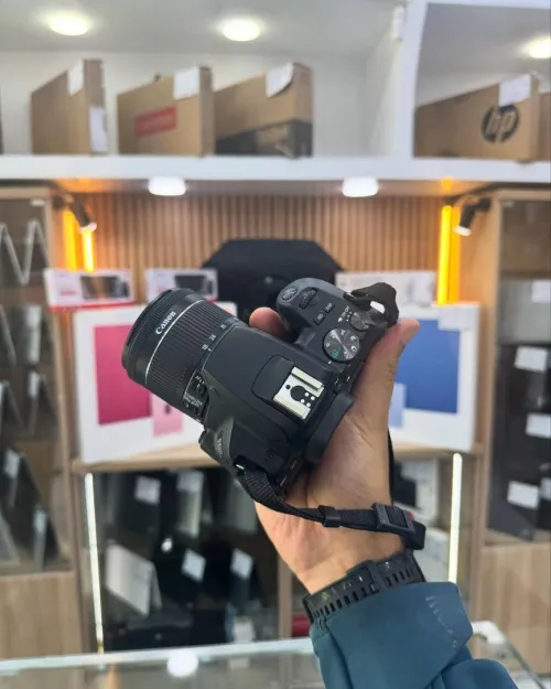 Canon 250D avec 18-55mm en excellent état batterie et chargeur  Click : 2k