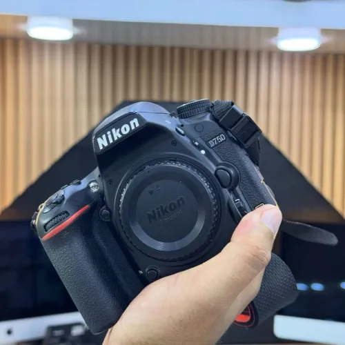 Nikon D750 boitier nu en excellent état avec batterie et chargeur