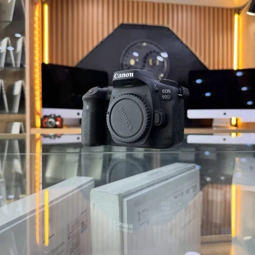Canon 90D boitier nu en excellent état batterie et chargeur