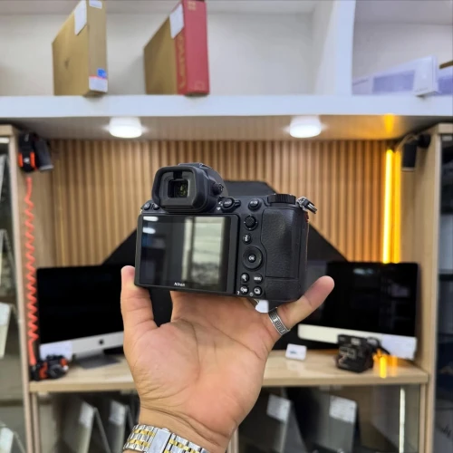 NIKON Z7 MARK II boitier nu JAMAIS UTILISÉ batterie et chargeur