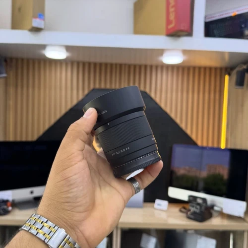 OBJECTIF VILTROX SONY FE-mount 50 mm F2 en excellent état avec deux bouchons