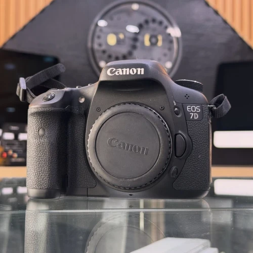 Canon 7D boitier nu en excellent état batterie et chargeur