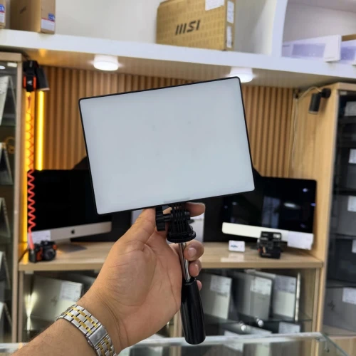 YONGNUO YN300 PRO LED vidéo light Bi-color en excellent état avec batter et chargeur et le bras portable