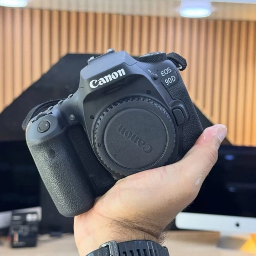 Canon 90D boitier nu en excellent état batterie et chargeur