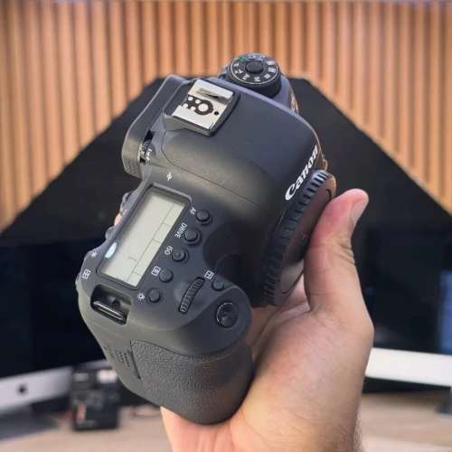 Canon 6D MARK II boitier nu état comme neuf avec batterie et chargeur
