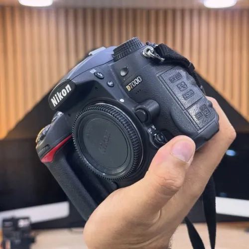 Nikon D7000 boitier nu en excellent état batterie et chargeur