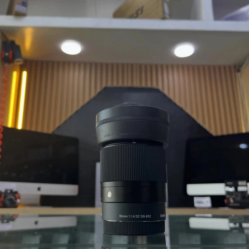 OBJECTIF SIGMA SONY E-mount 30mm 1.4 en excellent état avec bouchon