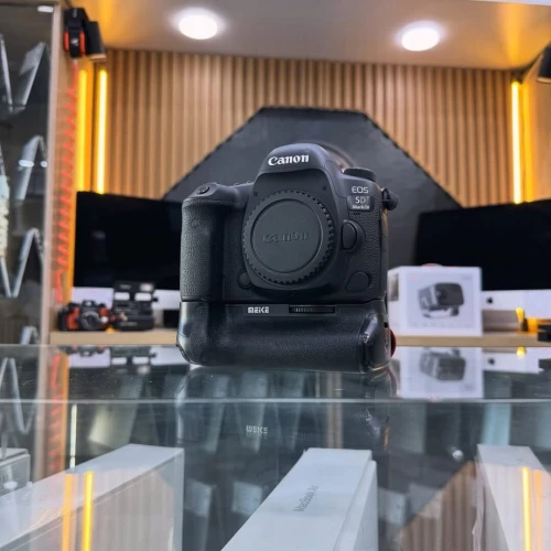 Canon 5D MARK IV boitier nu en excellent état avec grip batterie et chargeur
