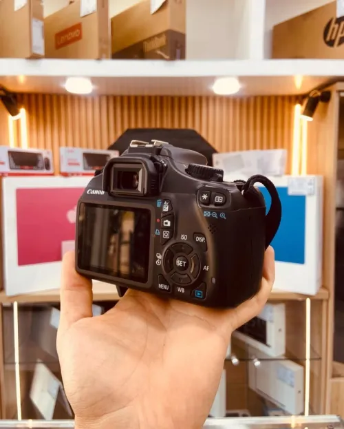 Canon 1100D avec 18-55mm en excellent état batterie et chargeur  Click : 2k