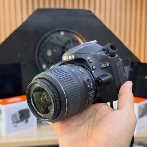 Nikon D3200 avec 18-55mm en excellent état batterie et chargeur