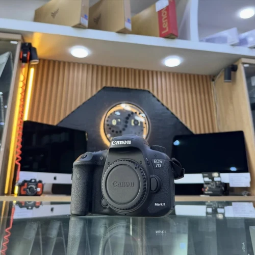 Canon 7D Mark II boitier nu en excellent état batterie et chargeur
