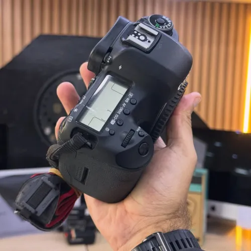 Canon 5D mark III boitier nu en excellent état batterie et chargeur