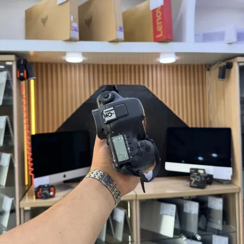 Canon 7D Mark II boitier nu en excellent état batterie et chargeur