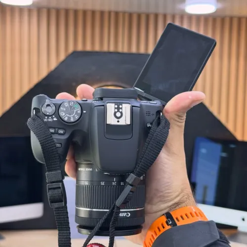 Canon 200D avec 18-55mm STM comme neuf avec batterie et chargeur