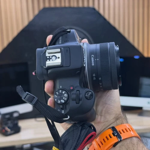 Canon R100 avec 18-45mm en excellent état batterie et chargeur