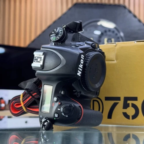 Nikon D750 boitier nu en excellent état avec batterie et chargeur  Click : 7k