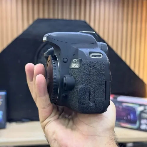 Canon 800D boitier nu en excellent état batterie et chargeur