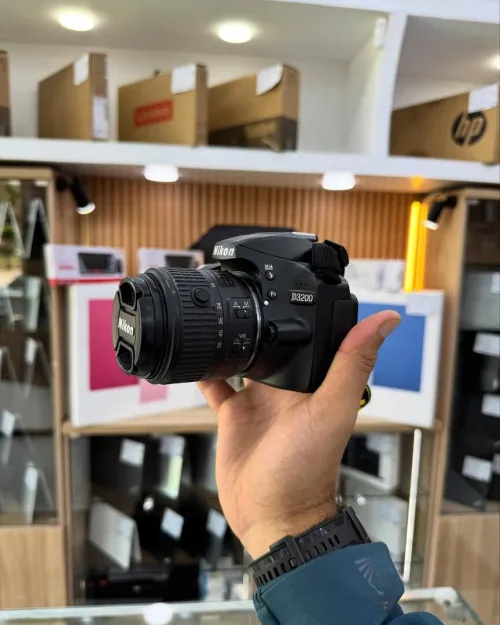 Canon 250D avec 18-55mm en excellent état batterie et chargeur  Click : 2k