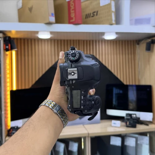 Canon 80D boitier nu en excellent état batterie et chargeur
