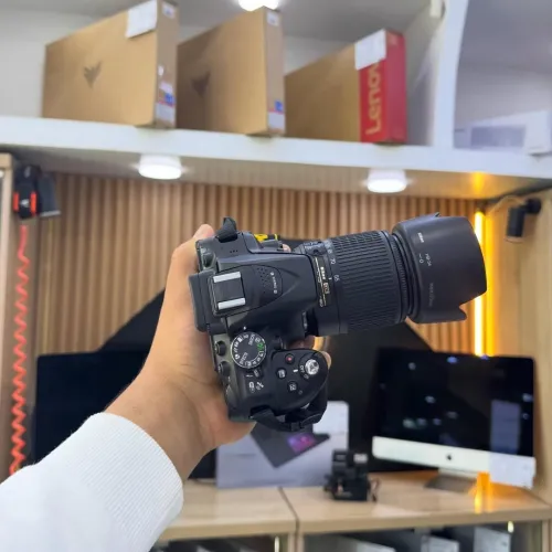 Nikon D5300 boîtier nu en excellent état avec batterie chargeur
