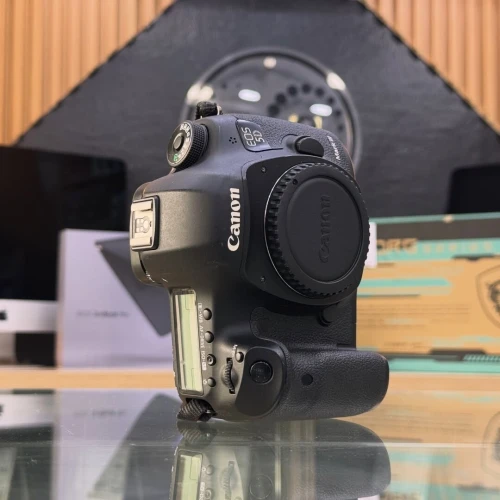 Canon 5D mark III boitier nu en excellent état batterie et chargeur