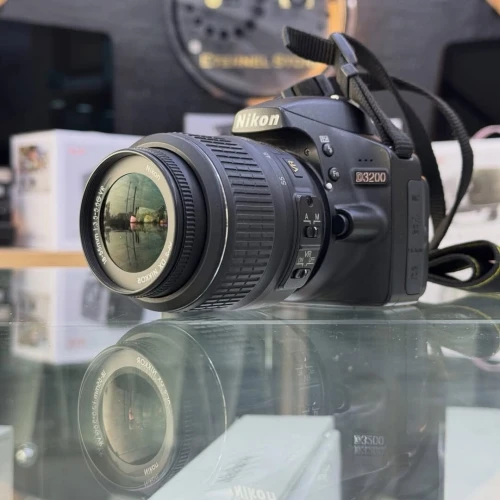 Nikon D3200 avec 18-55mm en excellent état batterie et chargeur