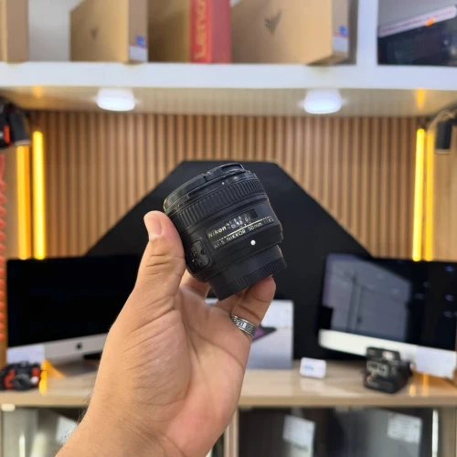 OBJECTIF NIKON 50mm F1.8 G en excellent état avec deux bouchons