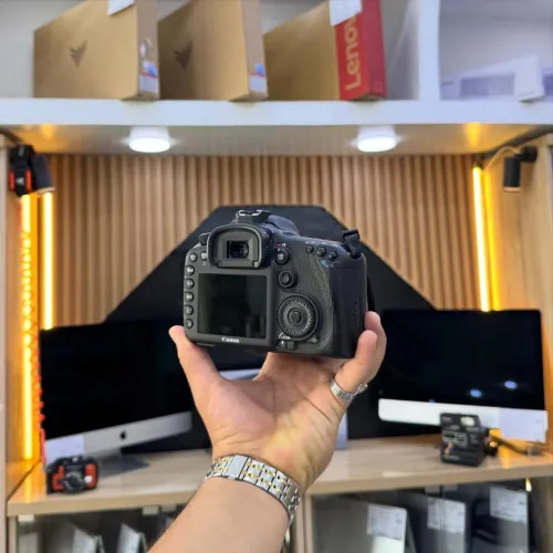 Canon 7D boitier nu en excellent état batterie et chargeur
