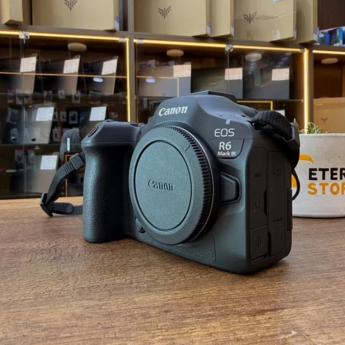 Canon r6 mark iii dans un etat comme neuf avec batterie et chargeur