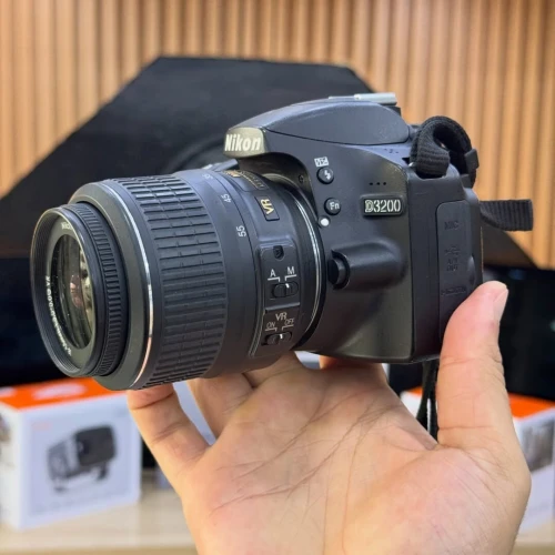 Nikon D3200 avec 18-55mm en excellent état batterie et chargeur