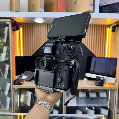 CINEMA RIG LUMIX S1H Boîtier avec Cage Tilta , Bague Sigma MC21 EF mount Moniteur FEELOWORLD F7 Pro avec Batterie