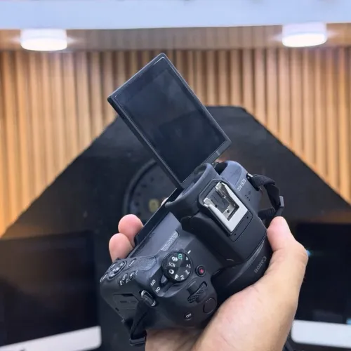 Canon R50 avec bague RF-EF en excellent état