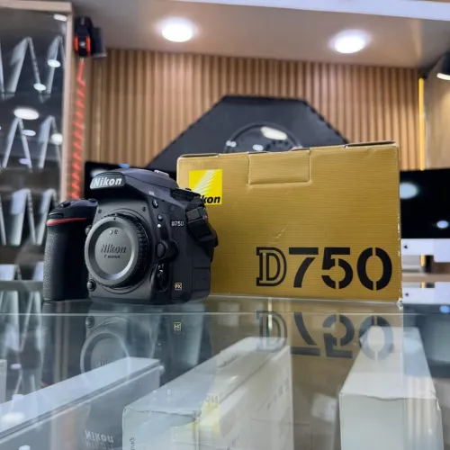 Nikon D750 boitier nu en excellent état avec batterie et chargeur  Click : 7k