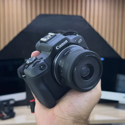 Canon R100 avec 18-45mm en excellent état batterie et chargeur