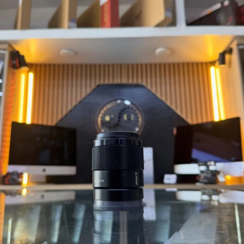Objectif Sony 35mm F1.8 en excellent état avec deux bouchons
