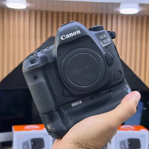 Canon 5D MARK IV boitier nu en excellent état avec grip batterie et chargeur