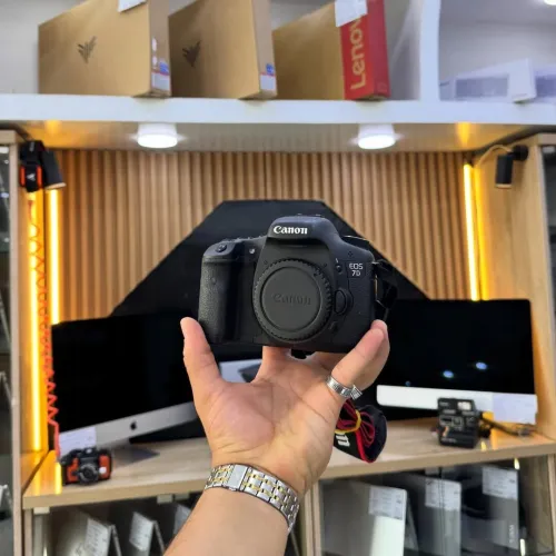 Canon 7D boitier nu en excellent état batterie et chargeur