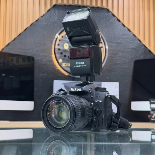 Nikon D7000 flash 16-85mm + flash sb600 en excellent état batterie et chargeur