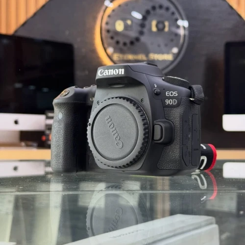 Canon 90D boitier nu en excellent état batterie et chargeur