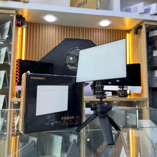 YONGNUO YN300 PRO LED vidéo light Bi-color en excellent état avec batter et chargeur et le bras portable