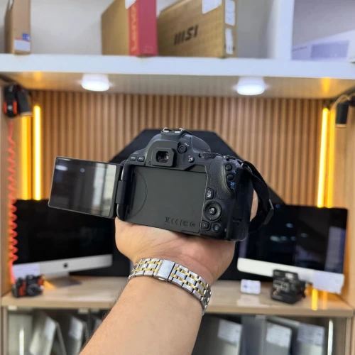 Canon 250D boîtier nu en excellent état avec batterie et chargeur