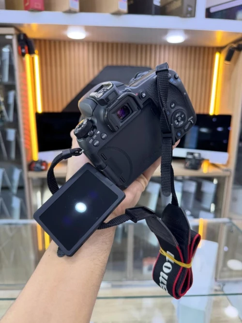 Canon 77D avec objectif 18-55mm STM en excellent état batterie et chargeur
