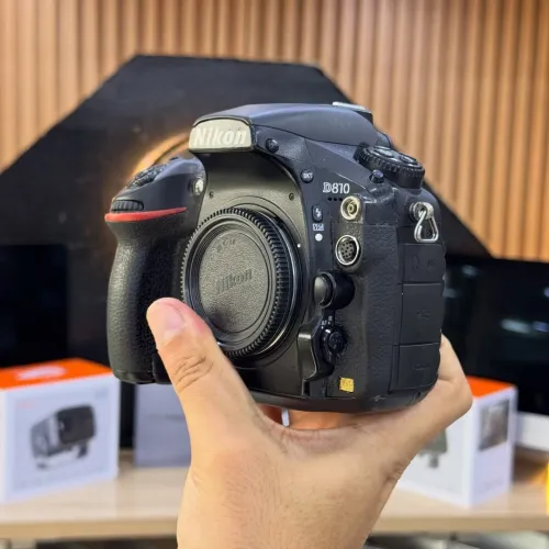 Nikon D810 boitier nu en bon état avec batterie et chargeur
