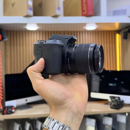 Canon 250D avec 18-55mm en excellent etat comme neuf avec batterie chargeur