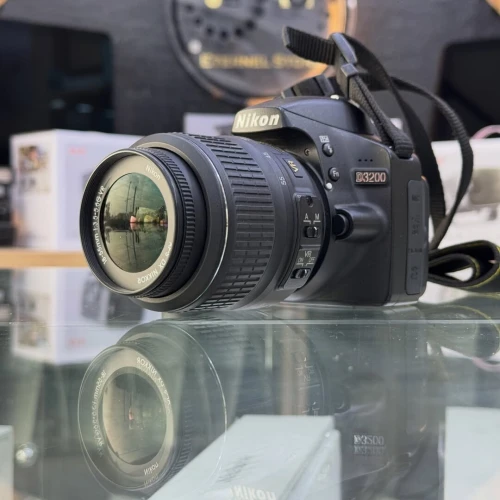 Nikon D3200 avec 18-55mm en excellent état batterie et chargeur