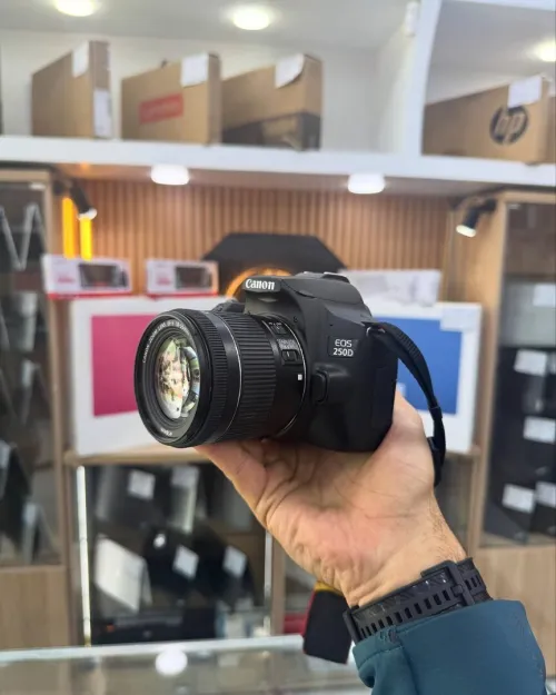 Canon 250D avec 18-55mm en excellent état batterie et chargeur  Click : 2k