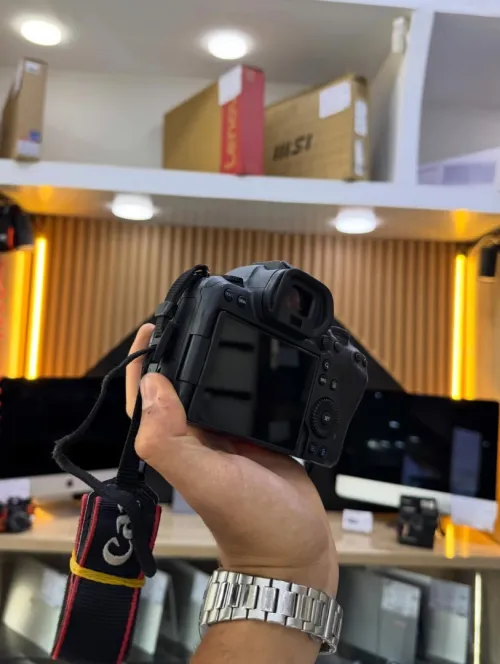 Canon R6 Mark II boitier Nu en excellent état avec batterie et chargeur