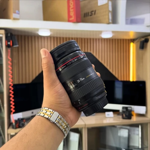 OBJECTIF CANON 24-70mm F2.8 Série L en excellent état avec deux bouchons