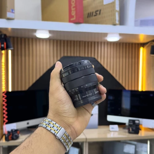 OBJECTIF SONY 10-18mm F4 en excellent état avec deux bouchons